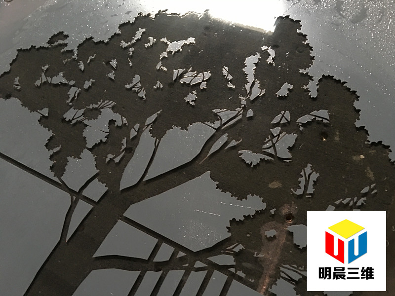 用激光將鏡子背后的底漆去除